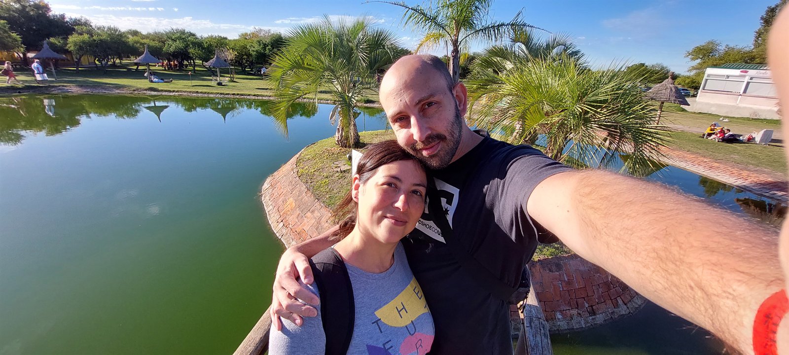 Yanina y Mauro junto al lago