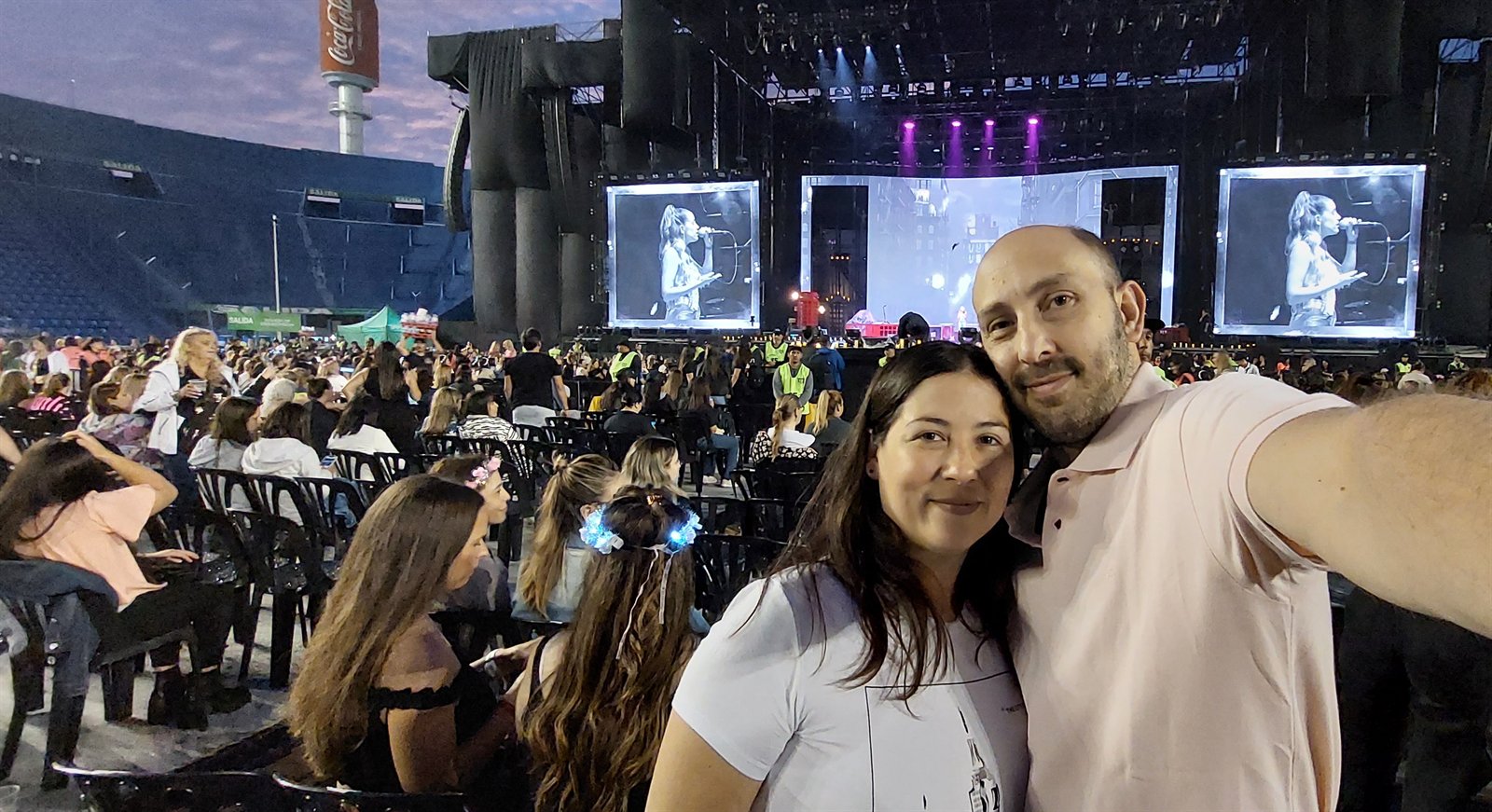 Yanina y Mauro celebrando juntos