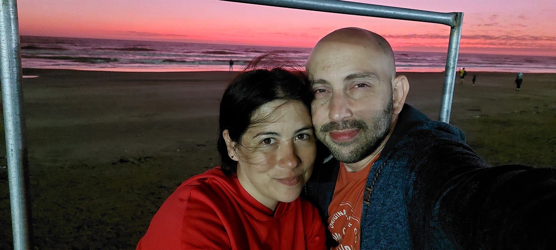 Yanina y Mauro frente al mar al atardecer